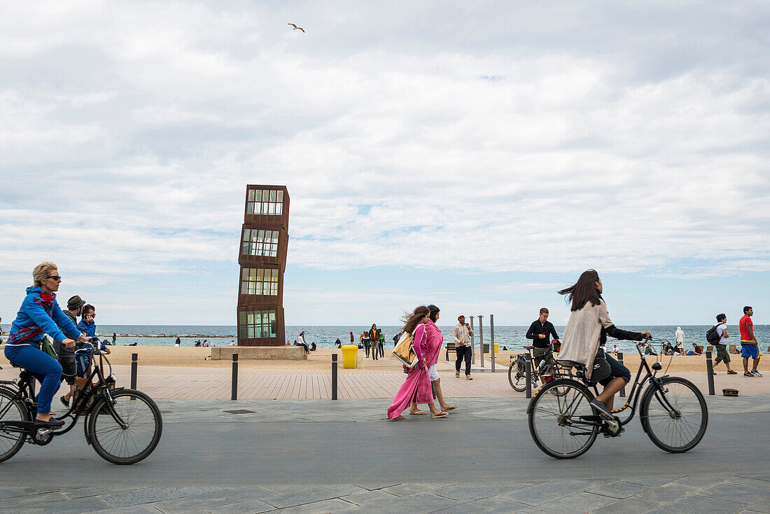 L'Estel Ferit,Skulptur von Rebecca Horn,und Radfahrer,Playa de Barceloneta,Barcelona,Spanien