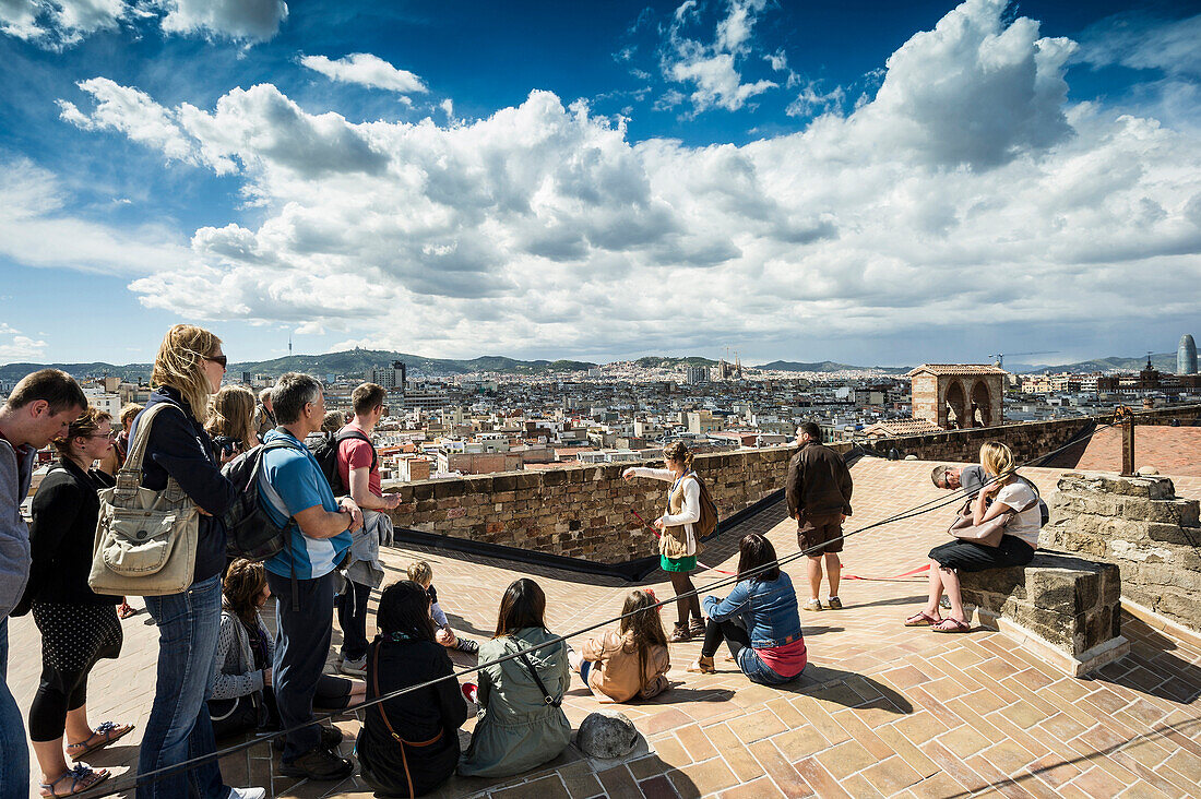 Touristen auf dem Dach der Basilika de la Merce und Panorama,Barcelona,Spanien