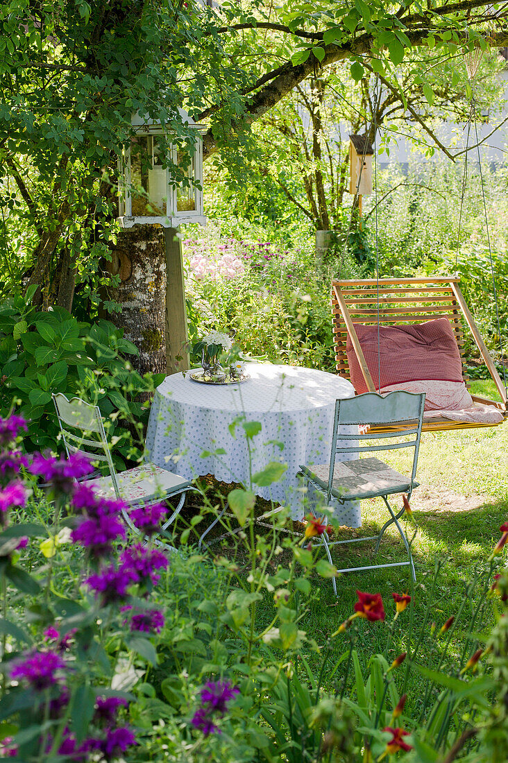 Gartenstillleben mit Tisch und Stühlen und Sommerblumen, Freiamt, Emmendingen, Baden-Württemberg, Deutschland