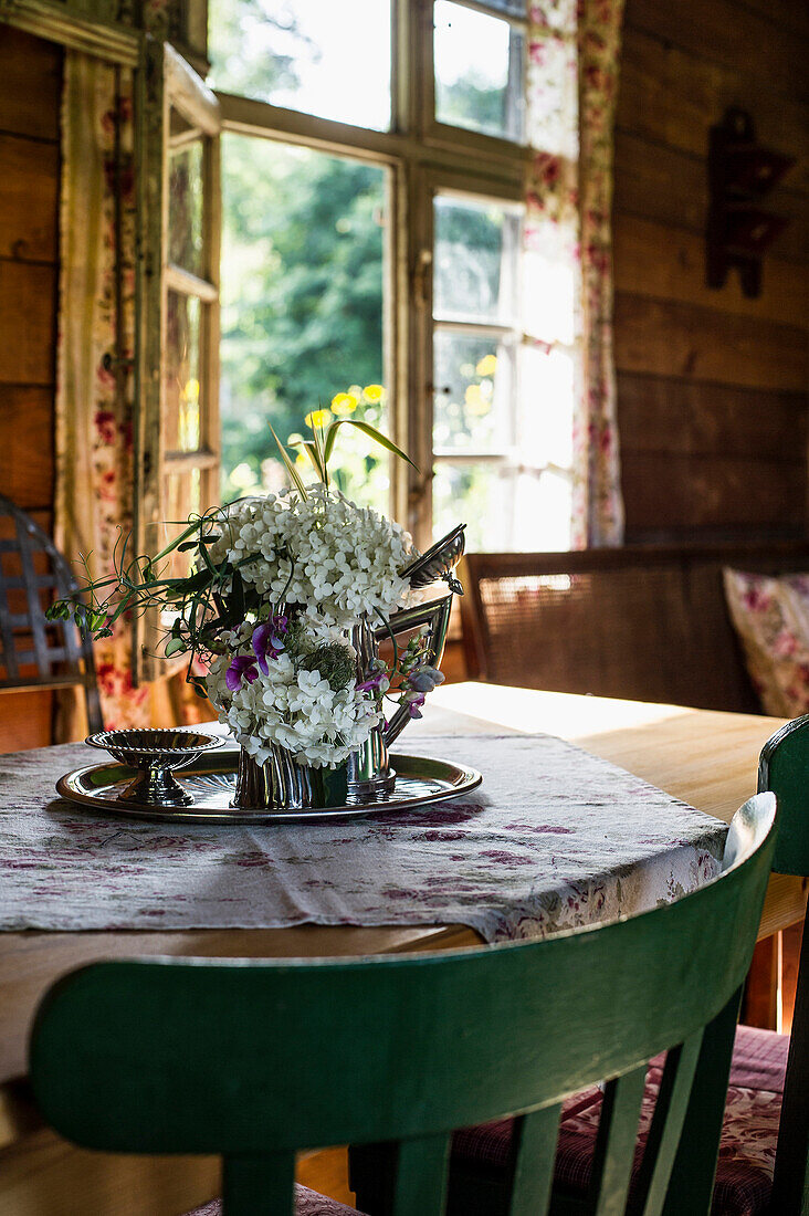 Stillleben mit alter silberner Kaffeekanne und Sommerblumen, Freiamt, Emmendingen, Baden-Württemberg, Deutschland