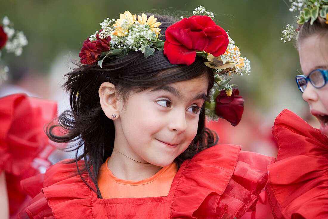 Junges Mädchen mit Blumenkranz im Haar während der Parade anläßlich des Madeira Flower Festival Blumenfest, Funchal, Madeira, Portugal, Europa