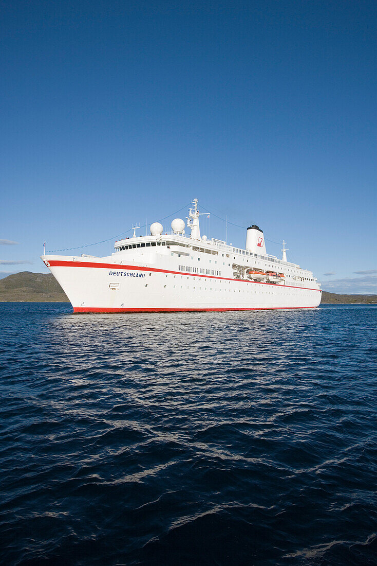 Kreuzfahrtschiff MS Deutschland (Reederei Peter Deilmann) nahe Qaqortoq (Julianehab), Kitaa, Grönland, Europa