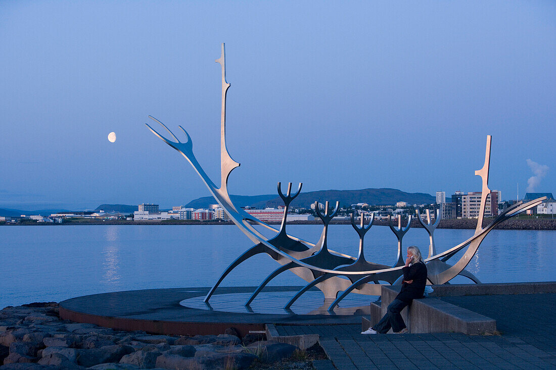Mondaufgang hinter Skulptur von Wikingerschiff am Hafen, Reykjavik, Island, Europa