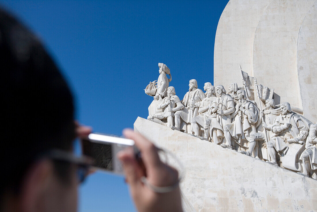 Tourist fotografiert das Denkmal der Entdeckungen (Seefahrer-Denkmal) in Belem, Lissabon, Lisboa, Portugal, Europa