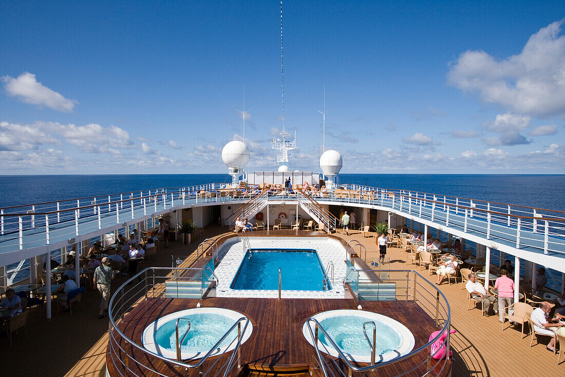 Deck mit Pool und Whirlpools an Bord von Kreuzfahrtschiff MS Delphin Voyager, Atlantischer Ozean, nahe Azoren, Portugal, Europa