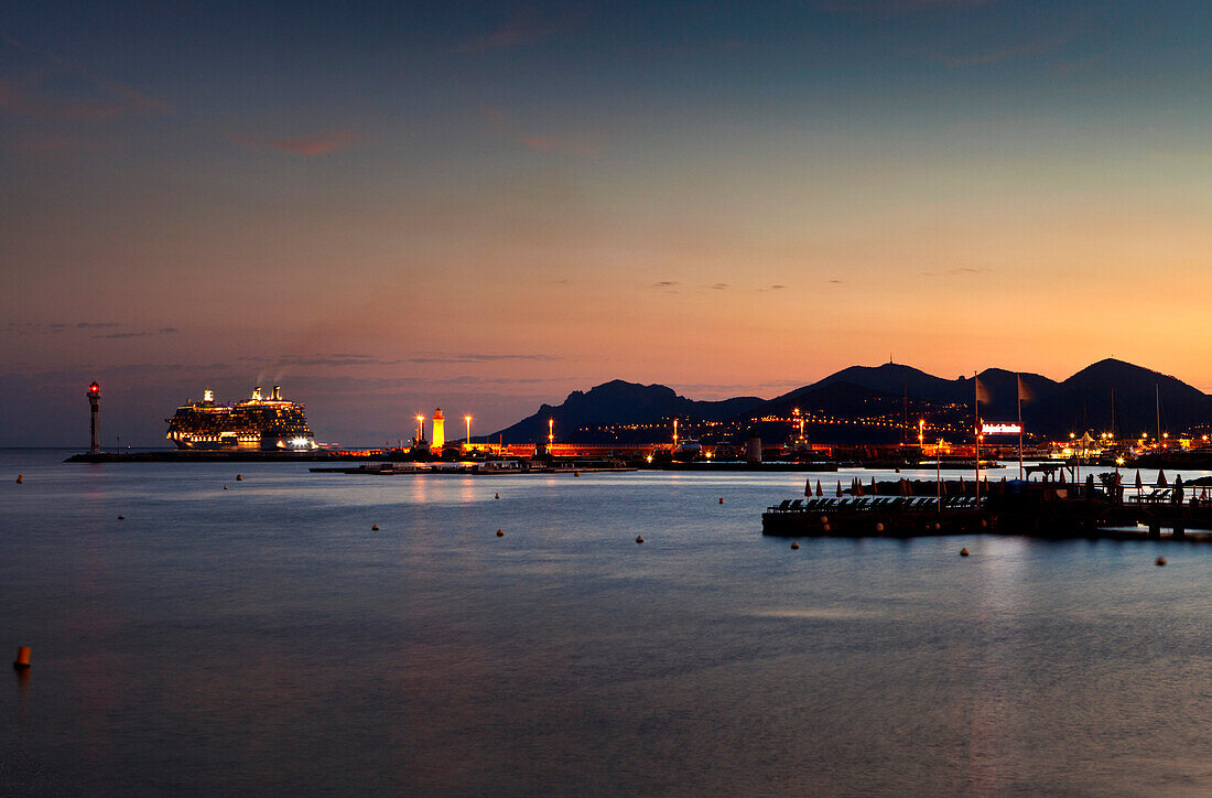 Kreuzfahrtschiff im Hafen bei Sonnenuntergang, Golfe de la Napoule, Cannes, Provence, Frankreich