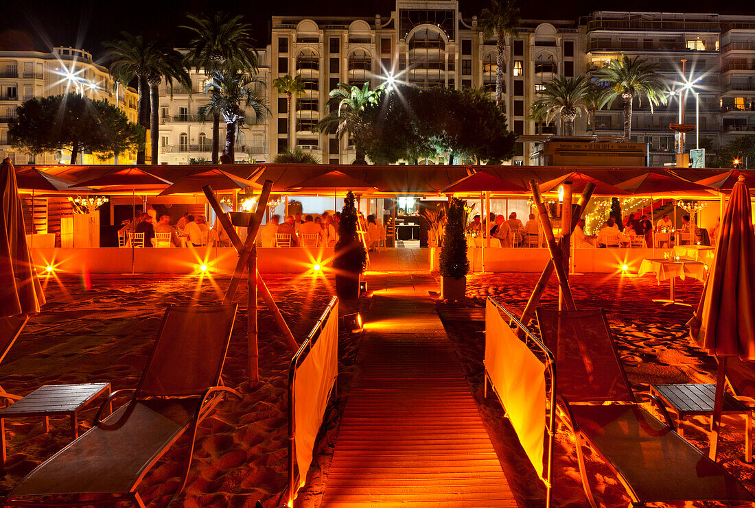 Restaurant am Strand im Abendlicht, Cannes, Provence, Frankreich