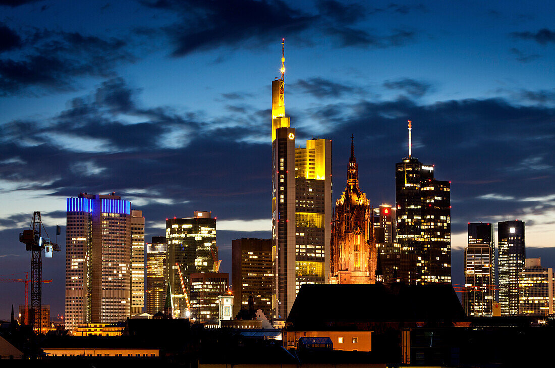 Skyline von Frankfurt mit Wolkenkratzer bei Nacht, Frankfurt am Main, Hessen, Deutschland