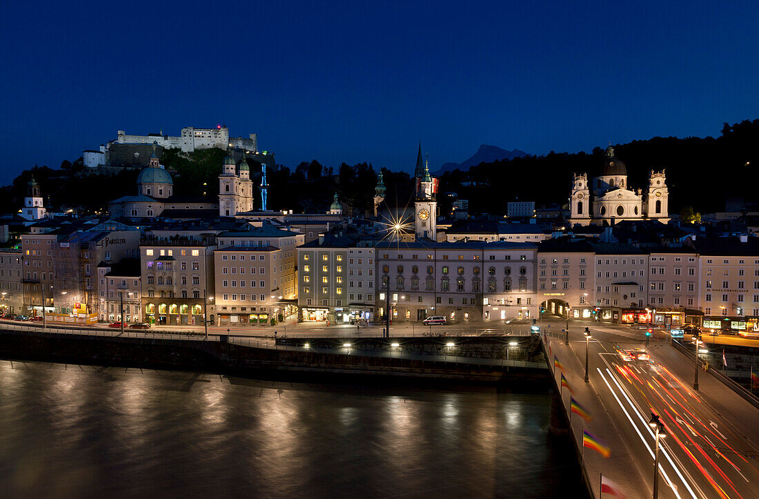 Karolinenbrücke über die Salzach bei Nacht, Salzburg, Österreich