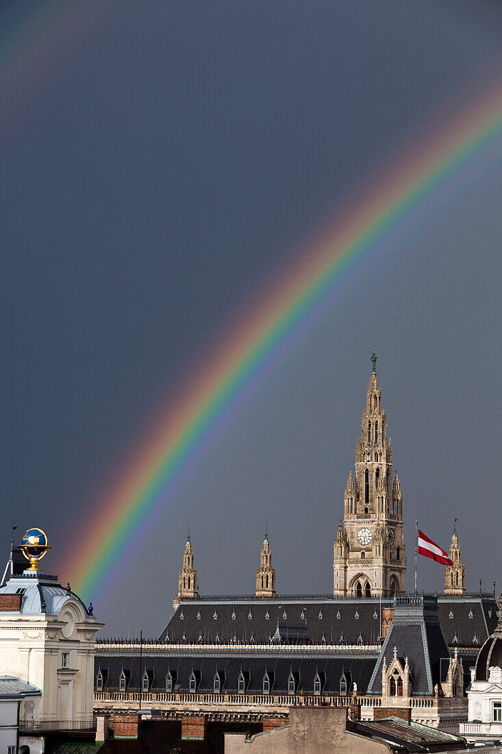 Regenbogen über das Wiener Rathaus, Wien, Österreich