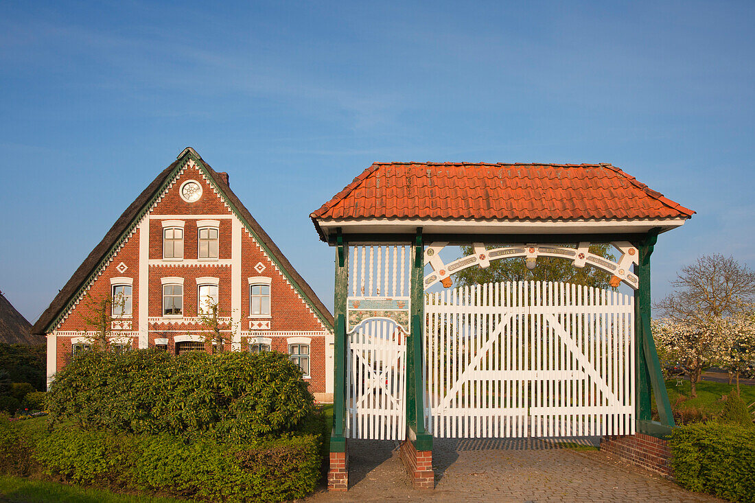 Prunkpforte vor reetgedecktem Bauernhaus, bei Mittelnkirchen, Altes Land, Niedersachsen, Deutschland