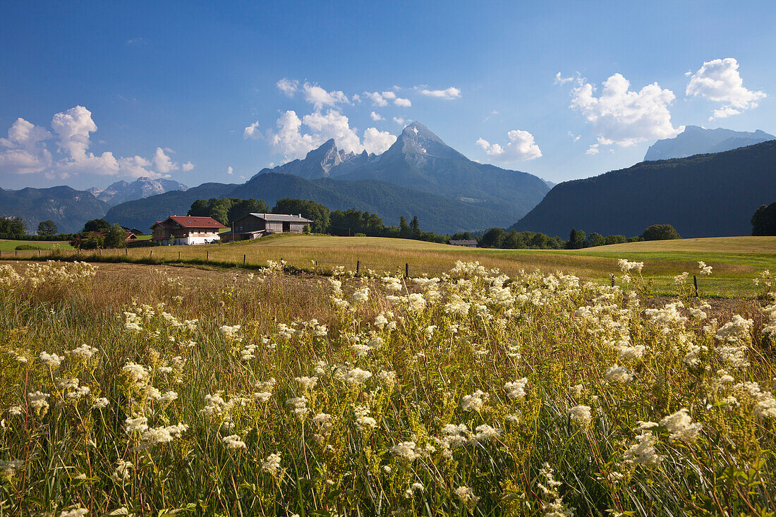 Bauernhöfe vor Watzmann und Hochkalter, Berchtesgadener Land, Nationalpark Berchtesgaden, Oberbayern, Bayern, Deutschland