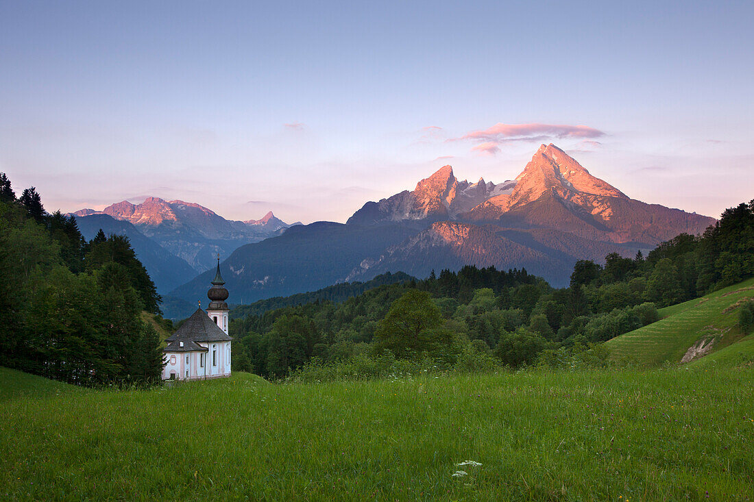 Wallfahrtskirche Maria Gern, Blick zum Watzmann im Morgenrot, Berchtesgadener Land, Nationalpark Berchtesgaden, Oberbayern, Bayern, Deutschland