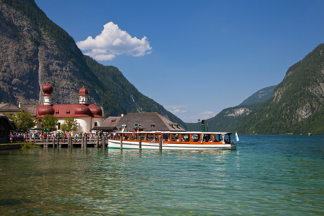 Ausflugsschiff vor der barocken Wallfahrtskirche St. Bartholomä, Königssee, Berchtesgadener Land, Nationalpark Berchtesgaden, Oberbayern, Bayern, Deutschland