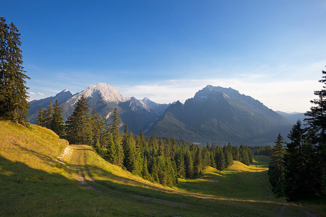 Blick auf Watzmann und Hochkalter, Berchtesgadener Land, Nationalpark Berchtesgaden, Oberbayern, Bayern, Deutschland