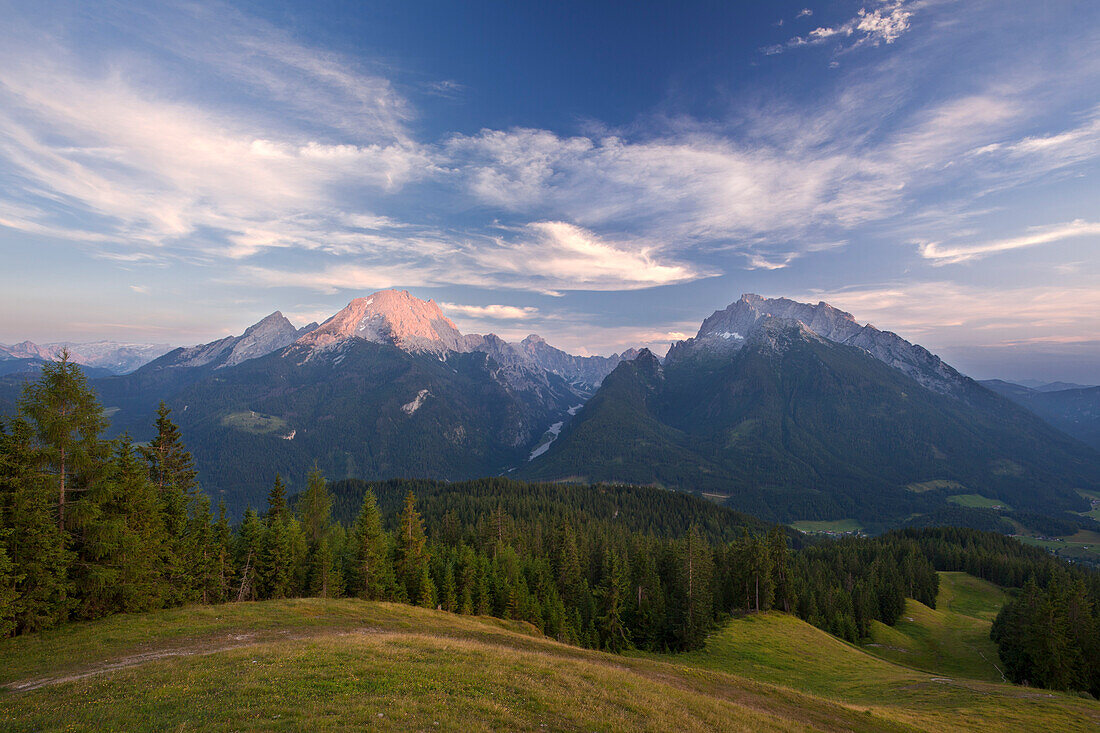 Blick auf Watzmann und Hochkalter im Abendlicht, Berchtesgadener Land, Nationalpark Berchtesgaden, Oberbayern, Bayern, Deutschland