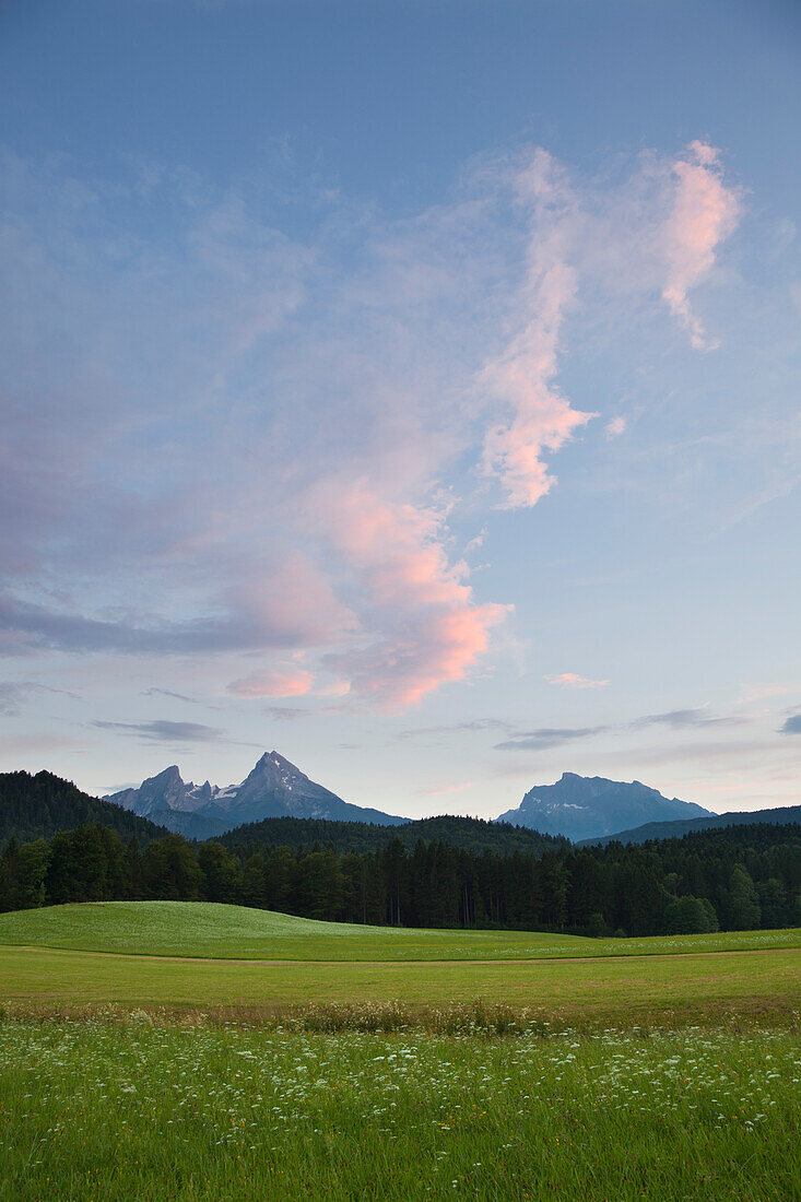 Blick auf Watzmann und Hochkalter im Abendlicht, Berchtesgadener Land, Nationalpark Berchtesgaden, Oberbayern, Bayern, Deutschland