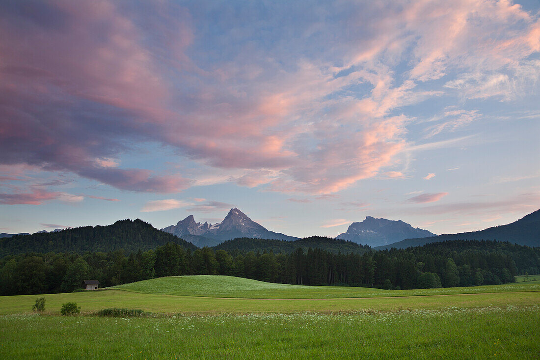 Blick auf Watzmann und Hochkalter im Abendlicht, Berchtesgadener Land, Nationalpark Berchtesgaden, Oberbayern, Bayern, Deutschland