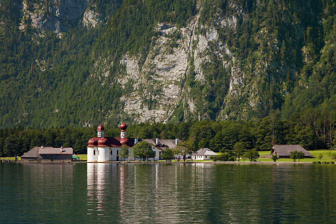 Blick über den Königssee zur barocken Wallfahrtskirche St. Bartholomä, Königssee, Berchtesgadener Land, Nationalpark Berchtesgaden, Oberbayern, Bayern, Deutschland