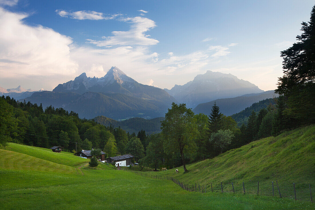 Bauernhöfe vor Watzmann und Hochkalter, Berchtesgadener Land, Nationalpark Berchtesgaden, Oberbayern, Bayern, Deutschland