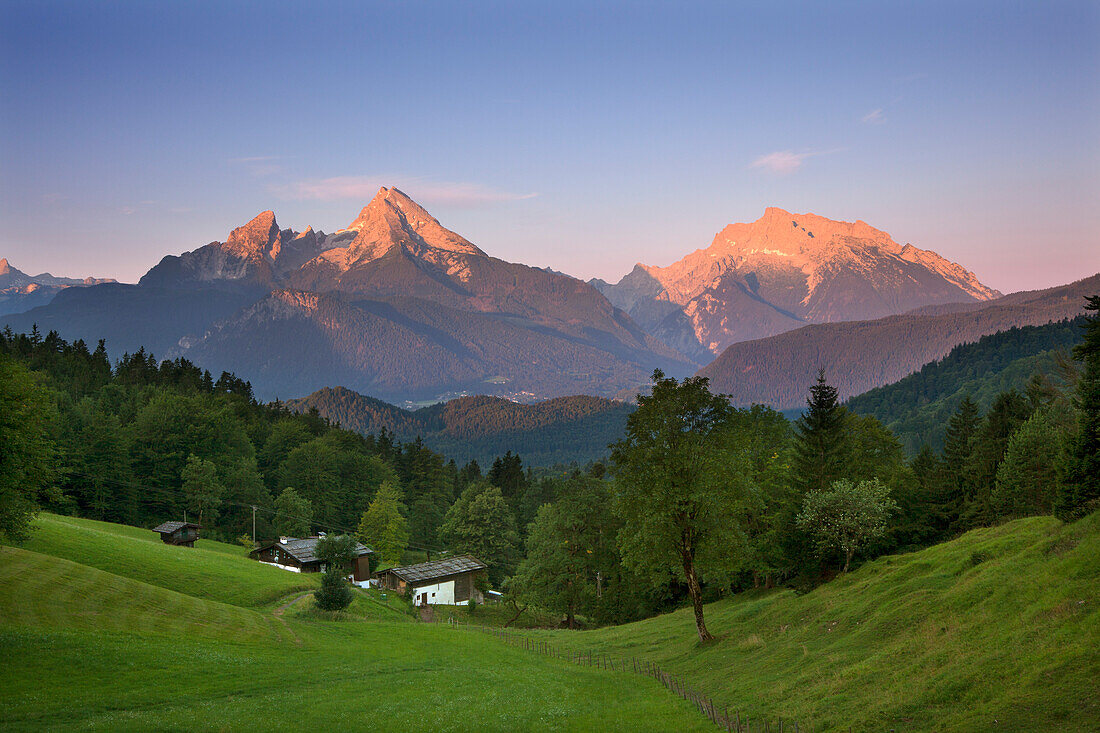 Bauernhöfe vor Watzmann und Hochkalter im Morgenlicht, Berchtesgadener Land, Nationalpark Berchtesgaden, Oberbayern, Bayern, Deutschland