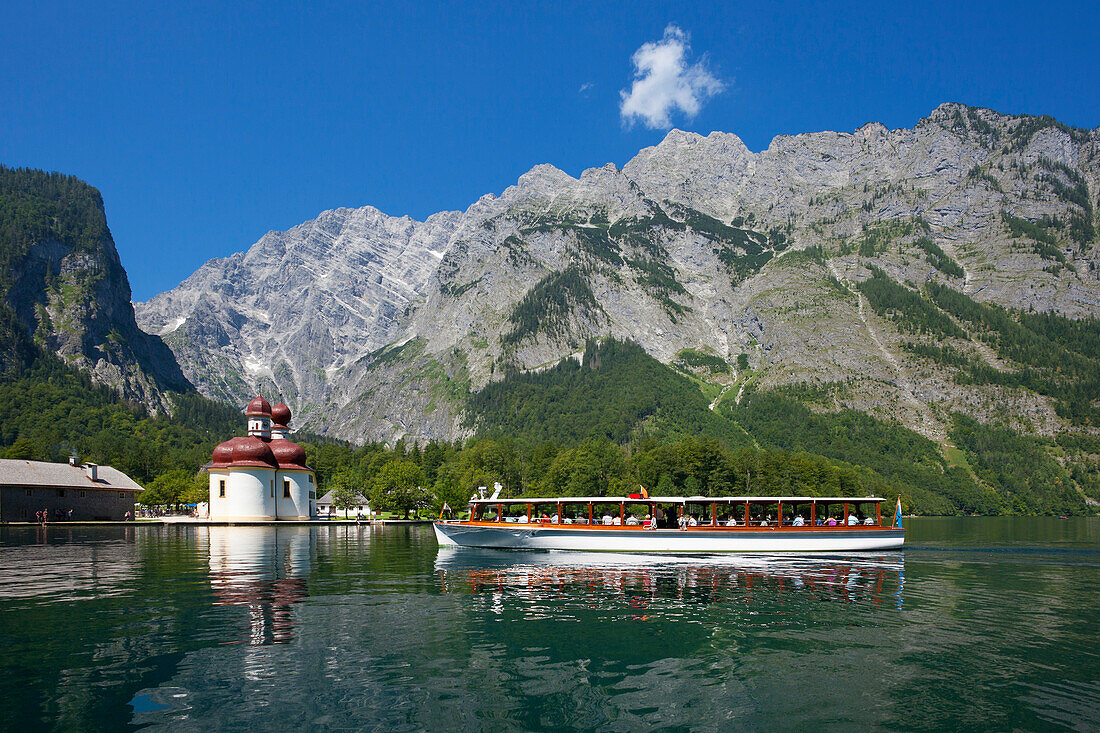 Ausflugsschiff vor der barocken Wallfahrtskirche St. Bartholomä, Watzmann-Ostwand im Hintergrund, Königssee, Berchtesgadener Land, Nationalpark Berchtesgaden, Oberbayern, Bayern, Deutschland