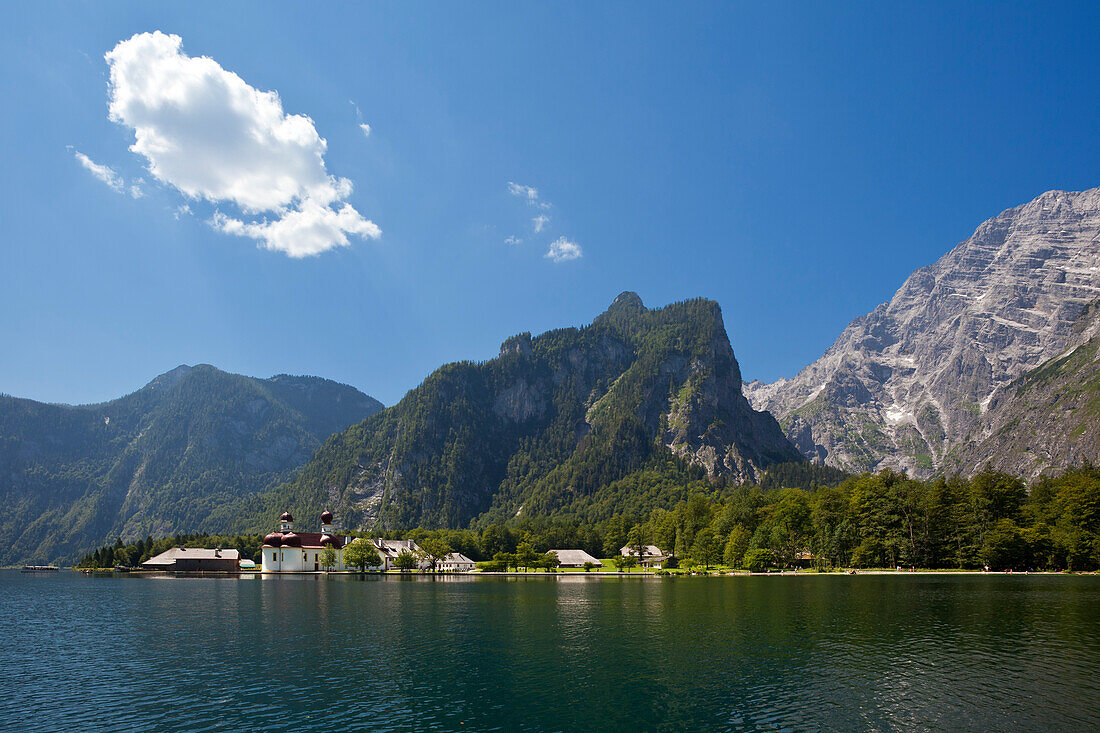 Barocke Wallfahrtskirche St. Bartholomä mit Watzmann-Ostwand im Hintergrund, Königssee, Berchtesgadener Land, Nationalpark Berchtesgaden, Oberbayern, Bayern, Deutschland