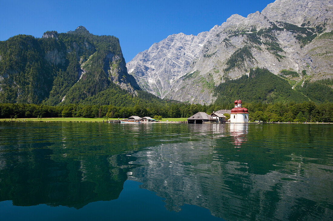 Barocke Wallfahrtskirche St. Bartholomä mit Watzmann-Ostwand im Hintergrund, Königssee, Berchtesgadener Land, Nationalpark Berchtesgaden, Oberbayern, Bayern, Deutschland