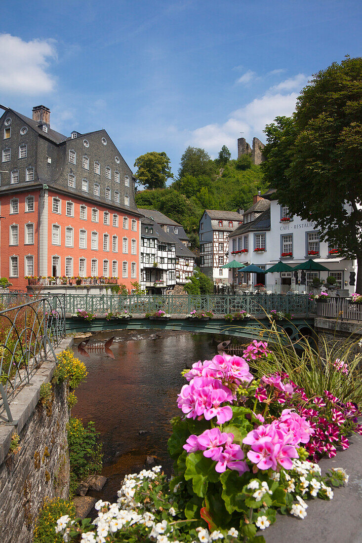 Rotes Haus and half-timbered houses along the Rur, Monschau, Eifelsteig hiking trail, Eifel, North Rhine-Westphalia, Germany