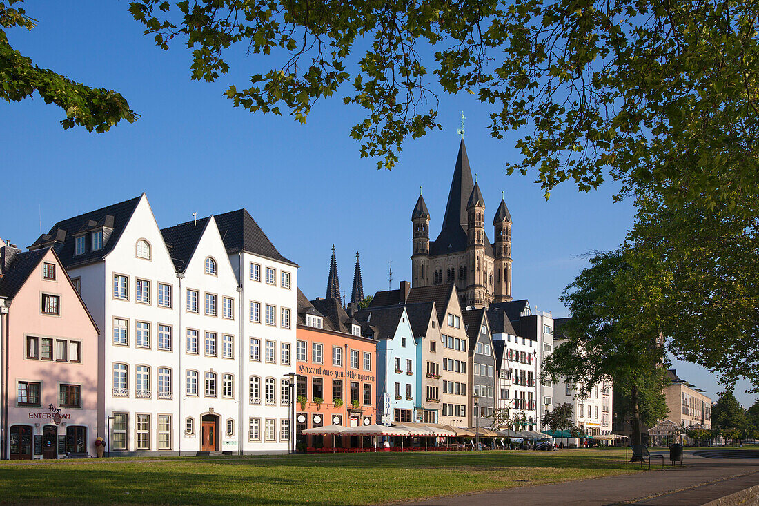 Häuser am Rheingarten vor der Kirche Groß-Sankt-Martin, Altstadt, Köln, Rhein, Nordrhein-Westfalen, Deutschland