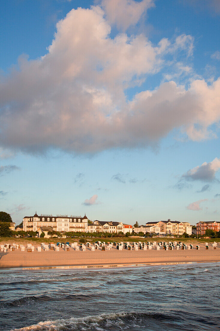 Blick von der Seebrücke über den Strand zur Seepromenade, Ahlbeck, Insel Usedom, Ostsee, Mecklenburg-Vorpommern, Deutschland