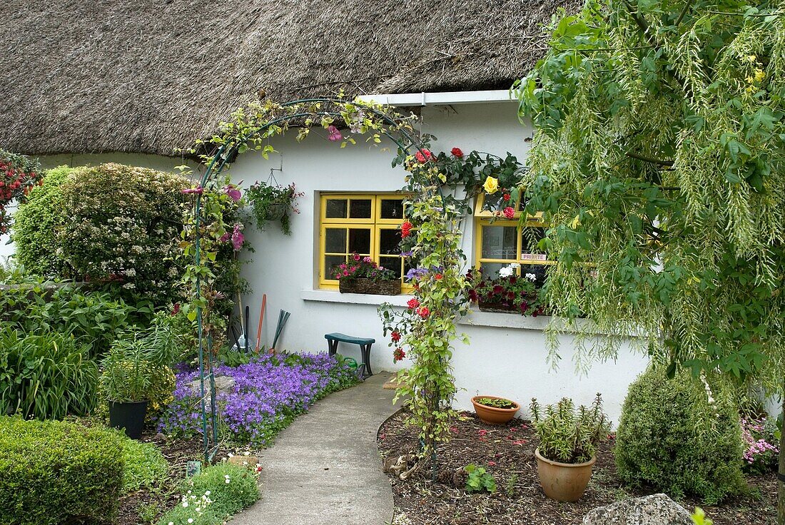 Reetgedecktes Landhaus in Adare, Grafschaft Limerick, Irland, Westeuropa