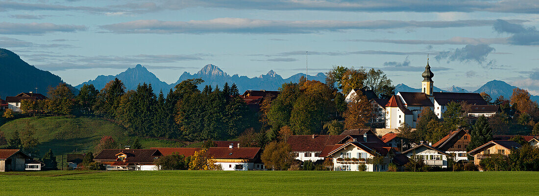 Das oberbayerische Dorf Wildsteig mit dem Ammergebirge im Hintergrund, Wildsteig, Weilheim-Schongau, Oberbayern, Bayern, Deutschland