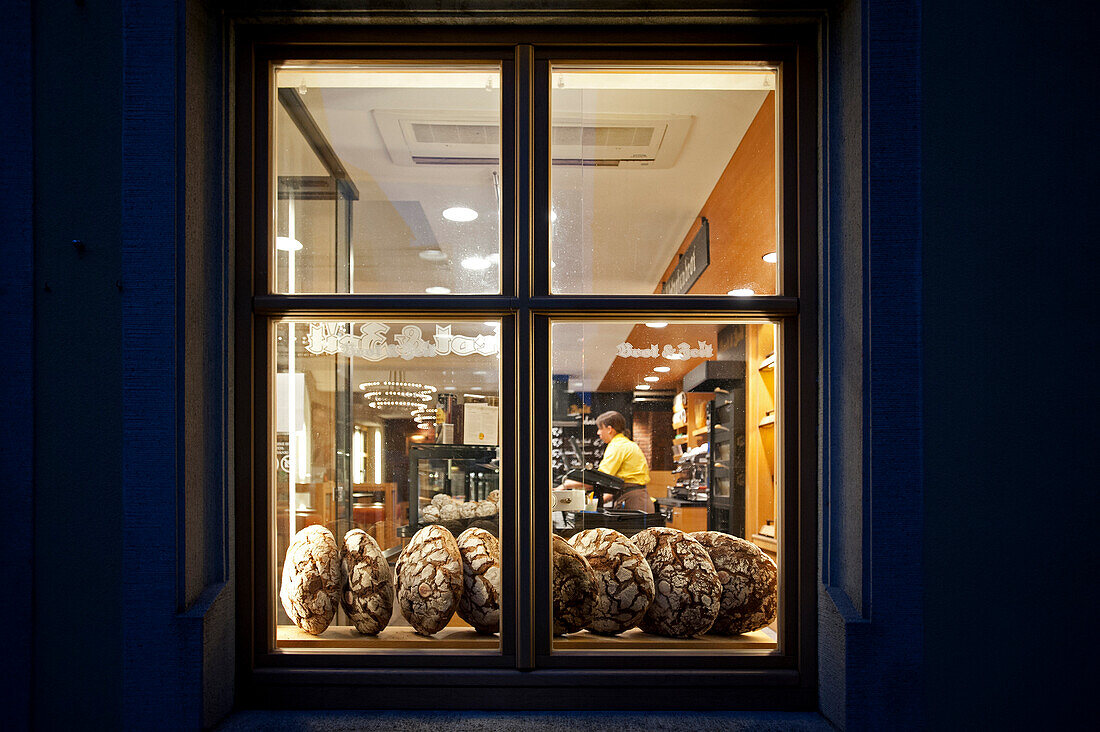 Looking through the window of a bakery in the historic city centre around the central Market Place, Rothenburg ob der Tauber, Middle Franconia, Franconia, Bavaria, Germany