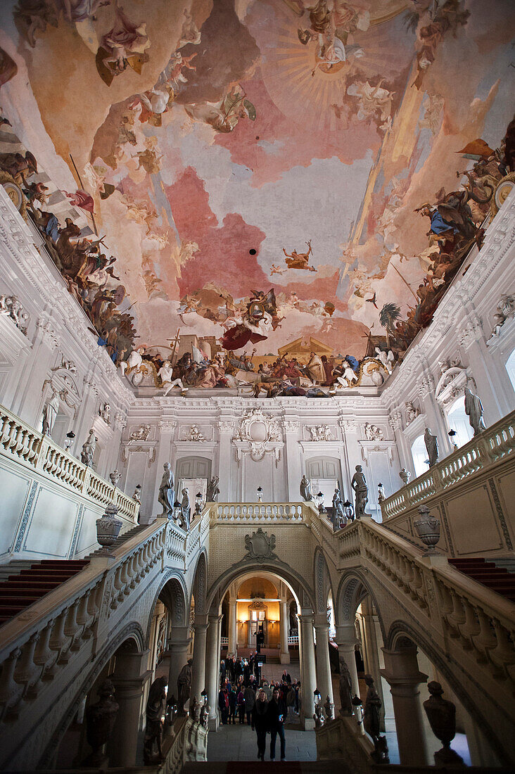 Treppenhaus mit Deckenfresko, Würzburger Residenz, Würzburg, Franken, Bayern, Deutschland