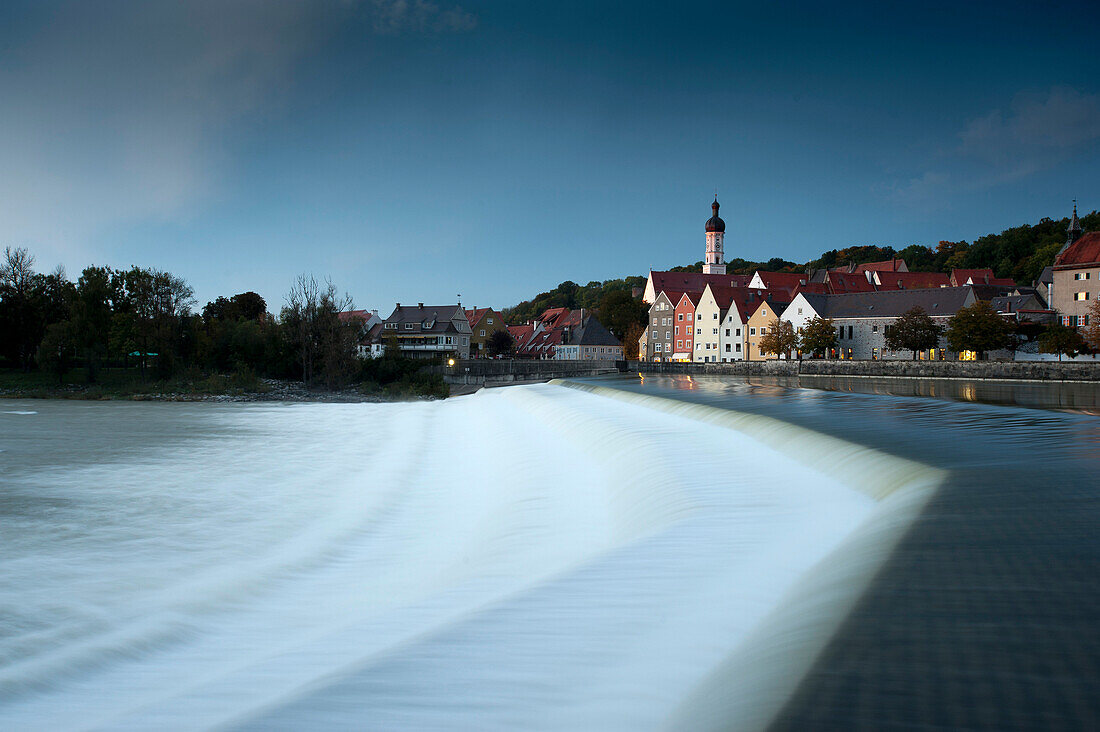 Das Lechwehr mit der Altstadt im Hintergrund, Landsberg am Lech, Oberbayern, Bayern, Deutschland