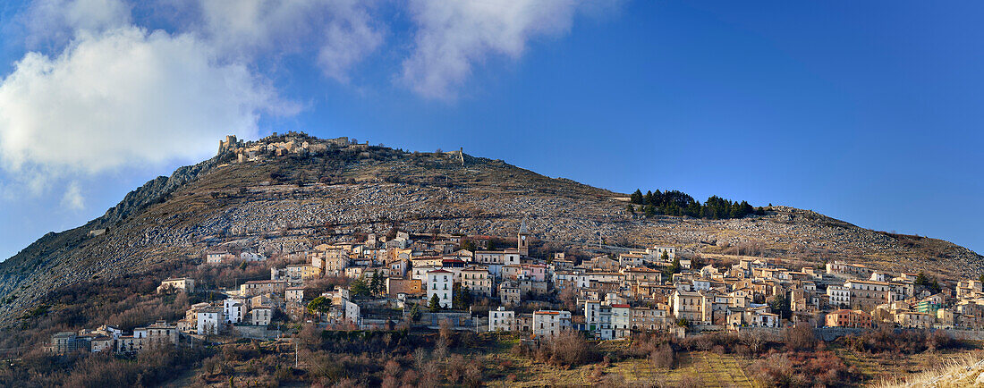 Panorama mit Blick auf Ortschaft Calascio mit Burg, Calascio, Abruzzen, Apenninen, l 'Aquila, Italien