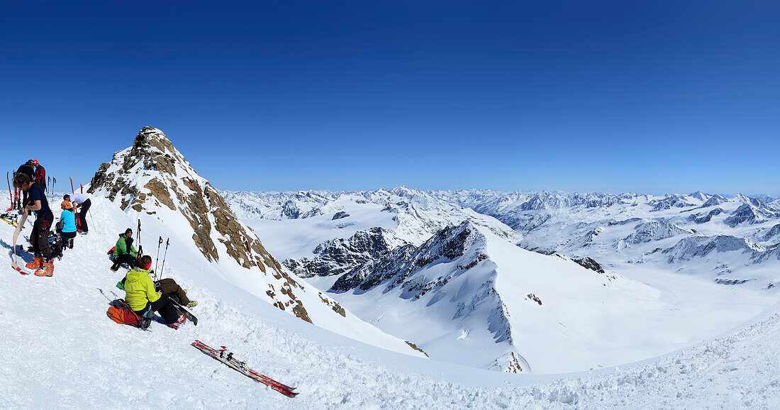 Panorama mit Gruppe Tourengeher macht in der Scharte vor dem Gipfel der Weißkugel Pause, Weißkugel im Hintergrund, Weißkugel, Ötztaler Alpen, Südtirol, Italien
