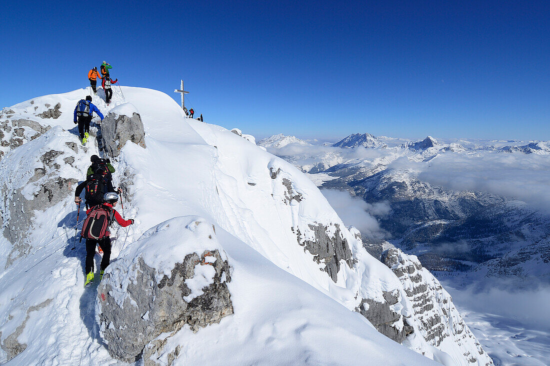 Mehrere Personen steigen zum Gipfel des Birnhorn auf, Berchtesgadener Alpen im Hintergrund, Birnhorn, Leoganger Steinberge, Salzburg, Österreich