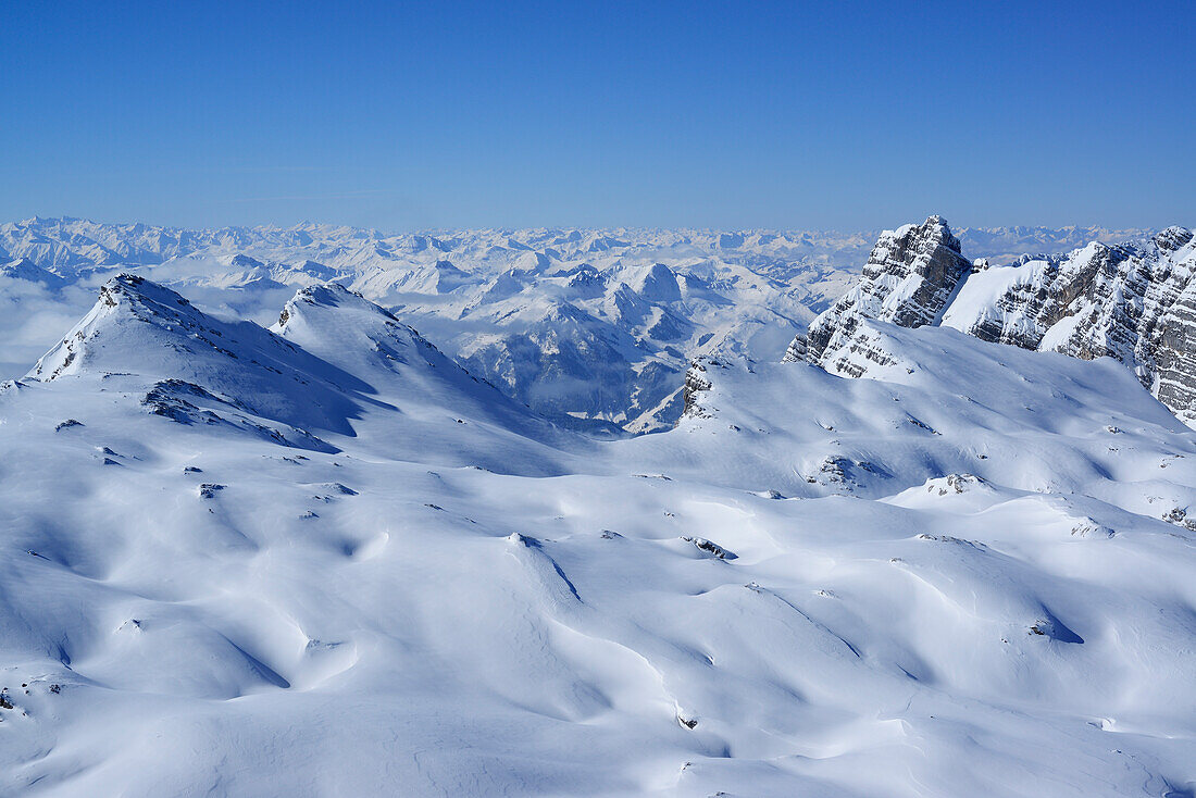 Verschneites Kar mit Blick auf Zentralalpen, Birnhorn, Ebersbergkar, Leoganger Steinberge, Salzburg, Österreich