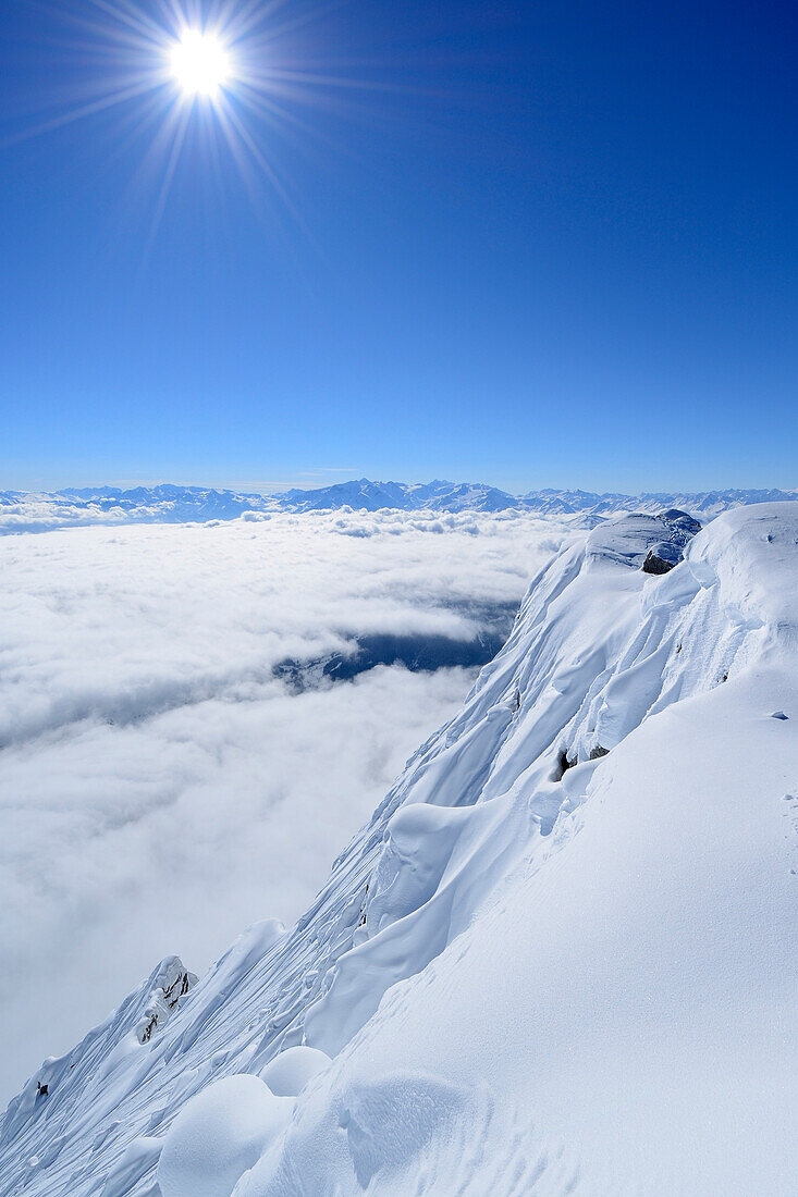 Tief verschneite Südwand des Birnhorn mit Nebelmeer im Tal, Skitour, Birnhorn, Leoganger Steinberge, Salzburg, Österreich