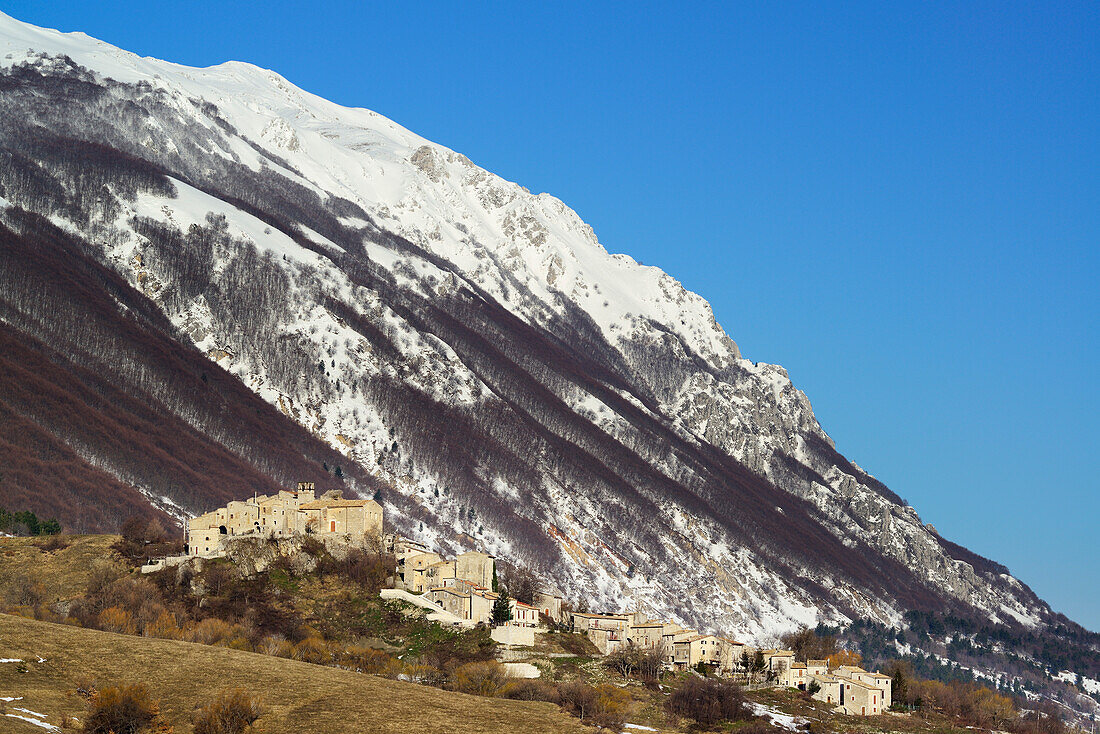 Ortschaft Roccacaramanico mit Monte Moccone hinten, Roccacaramanico, Majella, Abruzzen, Apenninen, l 'Aquila, Italien