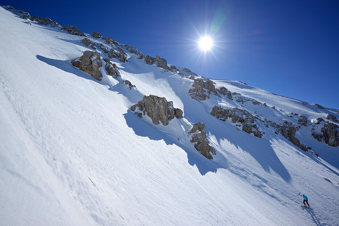 Skitourengeherin steigt durch steiles Kar zum Monte Amaro auf, Rava della Vespa, Majella, Abruzzen, Italien