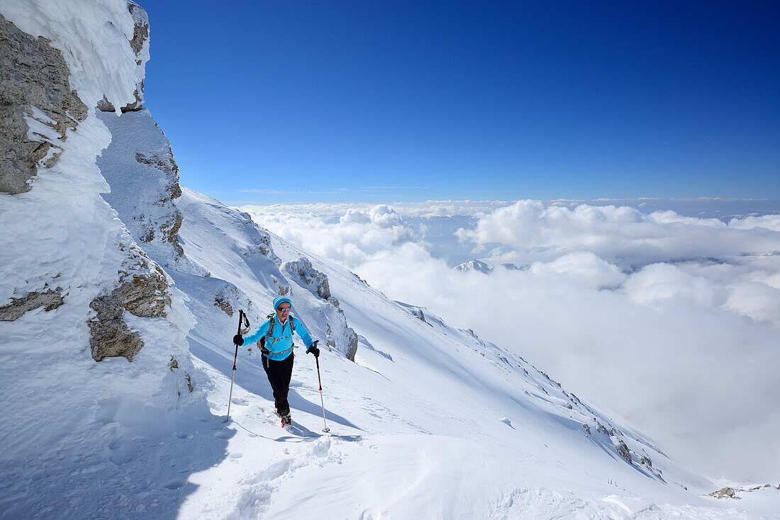 Skitourengeherin steigt zum Monte Amaro auf, Rava della Vespa, Majella, Abruzzen, Italien