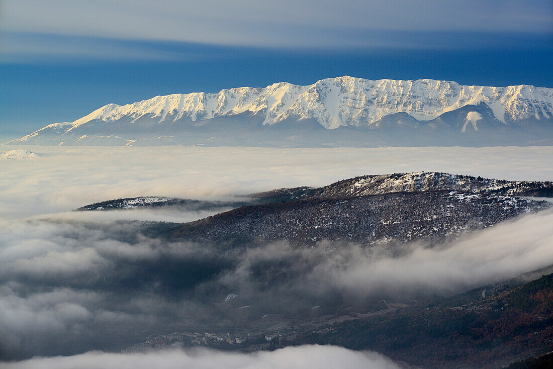 Monte Sirente steht über Talgrund mit Nebel, Calascio, Abruzzen, Apenninen, l 'Aquila, Italien