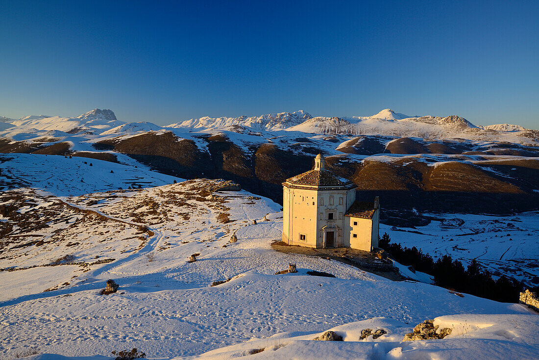 Chapel with view to Campo Imperatore and with Gran Sasso in the background, Castel Rocca Calascio, Calascio, Abruzzi, Apennines, l' Aquila, Italy