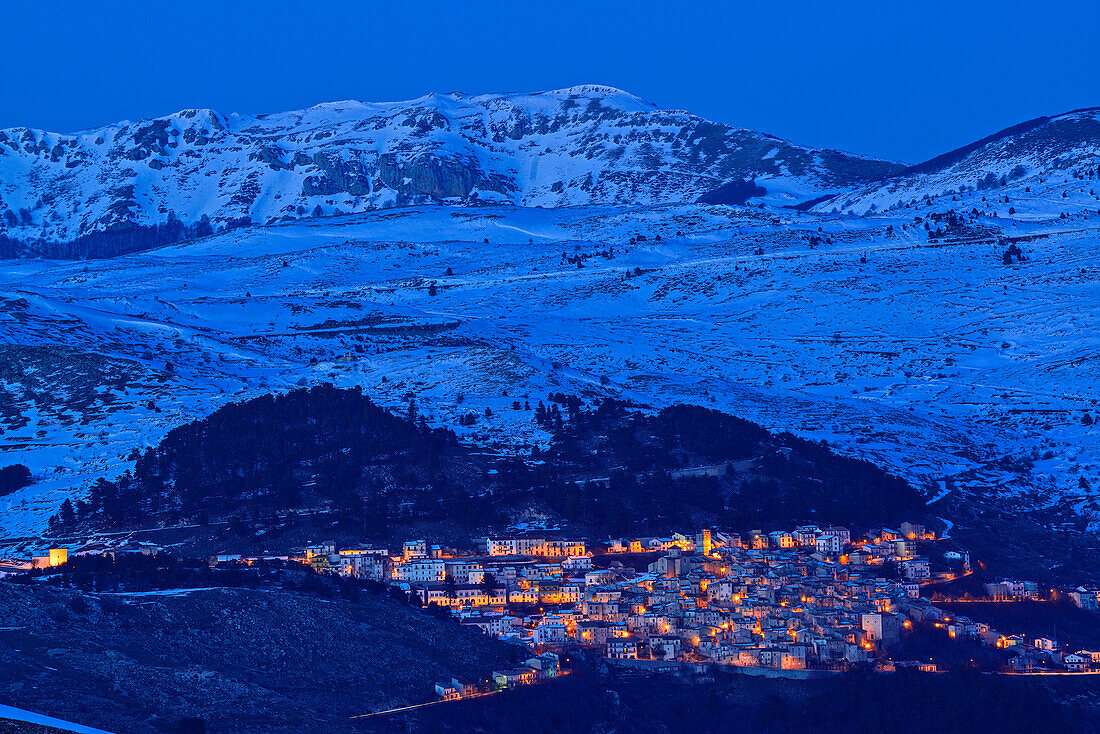 Castel del Monte beleuchtet vor Campo Imperatore, Calascio, Abruzzen, Apenninen, l 'Aquila, Italien