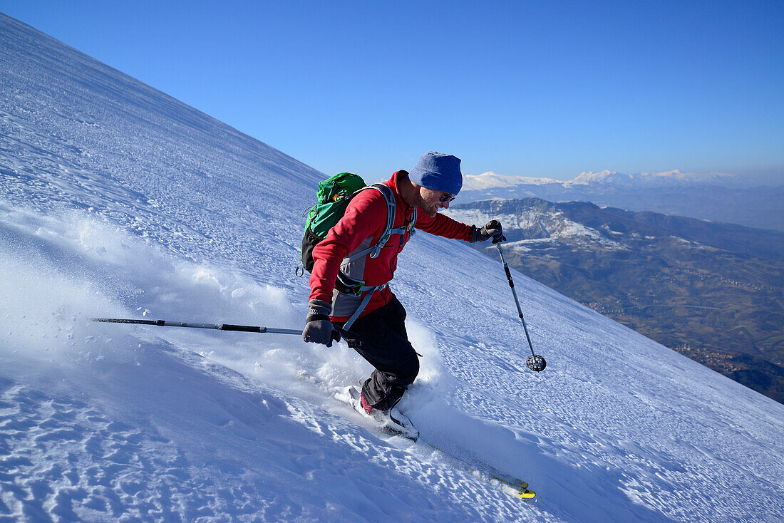 Skitourengeher fährt ab, Monte Prena, Gran Sasso, Abruzzen, Italien