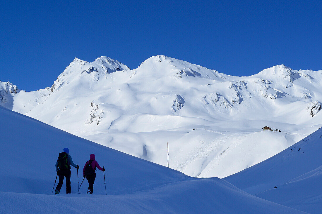 Zwei Tourenskigeherinnen steigen zur Pforzheimer Hütte auf, Sellrain, Stubaier Alpen, Tirol, Österreich