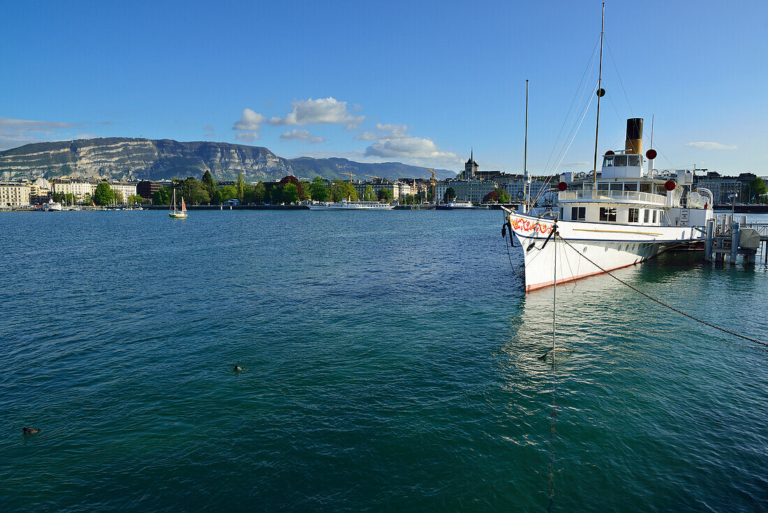 Schiff liegt im Hafen von Genf, Genfersee, Genf, Schweiz